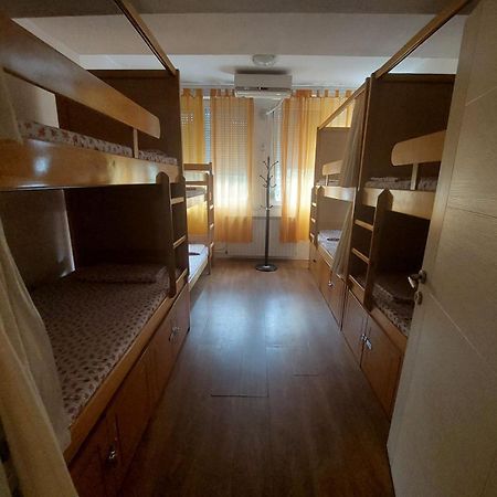 Hostel Valentin 2 Скопие Екстериор снимка